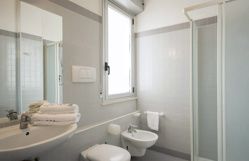 residence-Rivazzurra-villa-azzurra-VIP-monolacale-Rimini-bagno